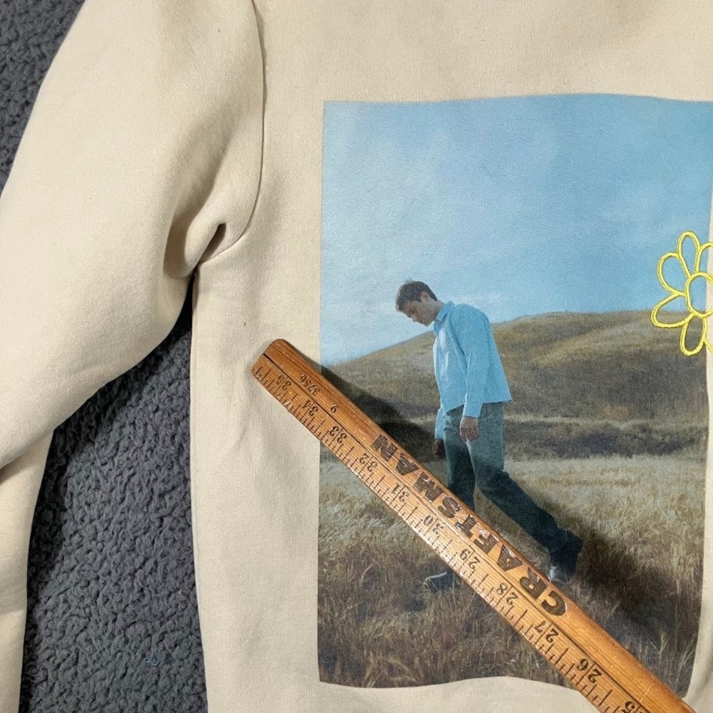 Alec Benjamin Tan Graphic Crewneck Sweatshirt Photo Print Sleeve Spellout Size M - Picture 4 of 13